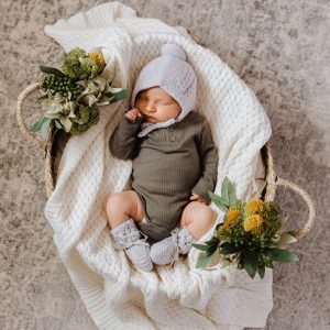 Knitted bonnet & beanie for newborn in grey